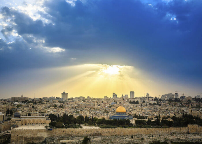 dramatico cielo sobre jerusalen vista desde el monte de los olivos tomada poco antes de una tormenta electrica