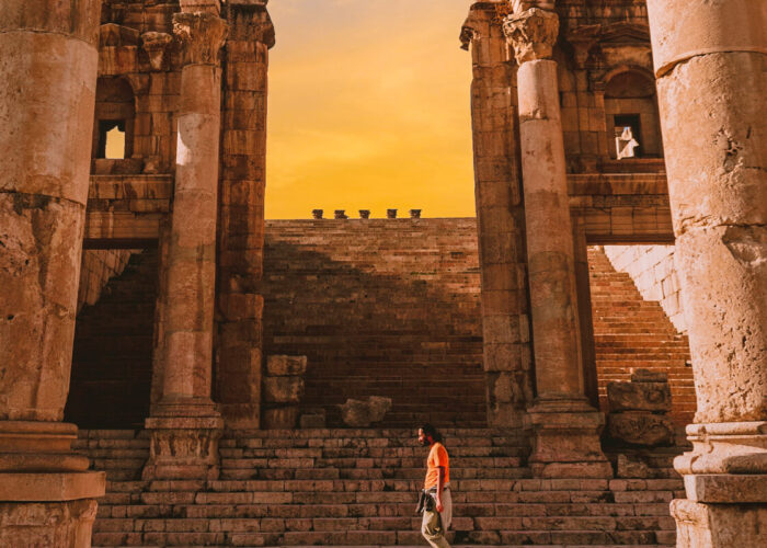 un turista da un paseo por uno de los lugares historicos de jordania