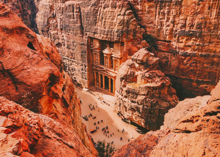 una hermosa foto tomada desde arriba de petra en jordania